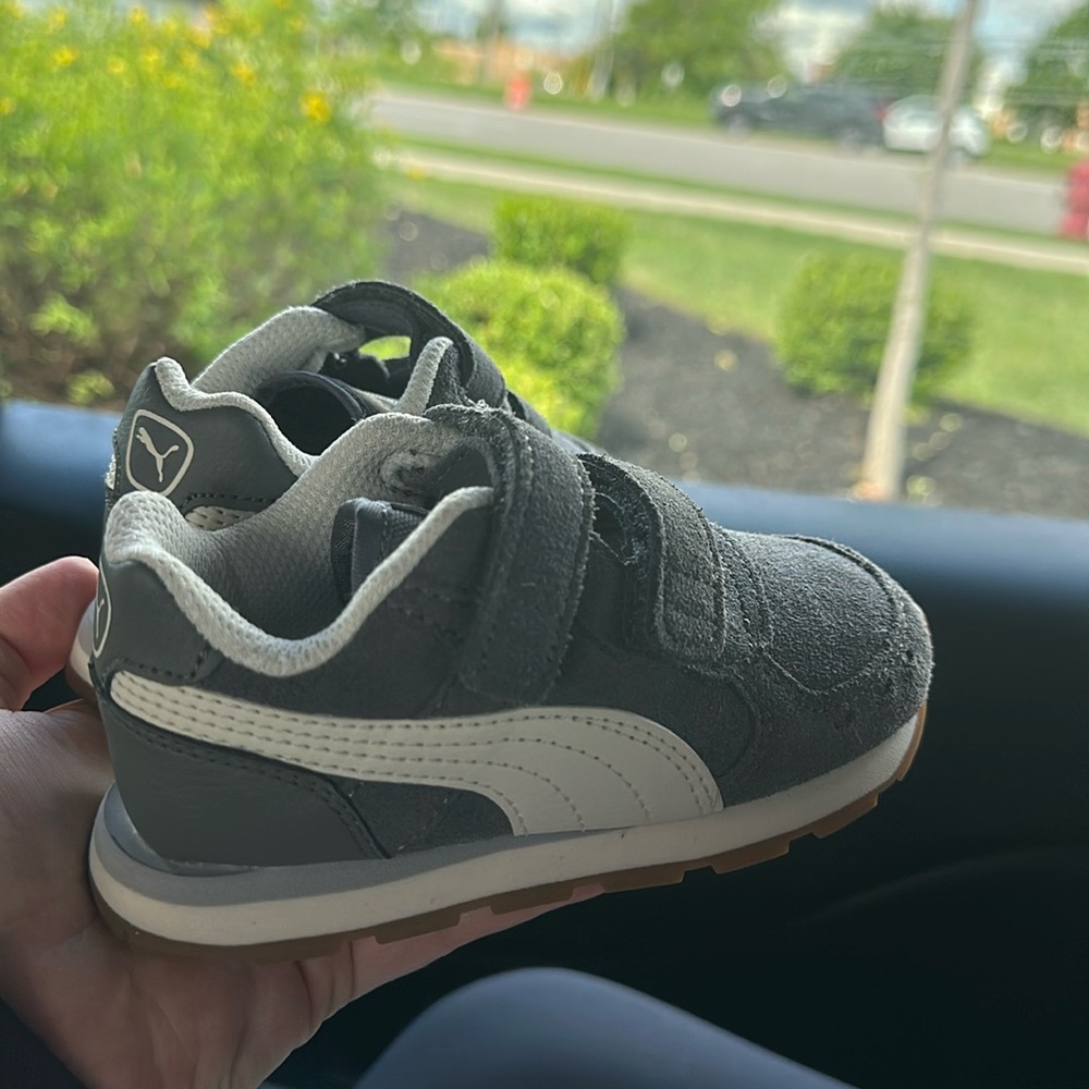 Kids puma sneakers